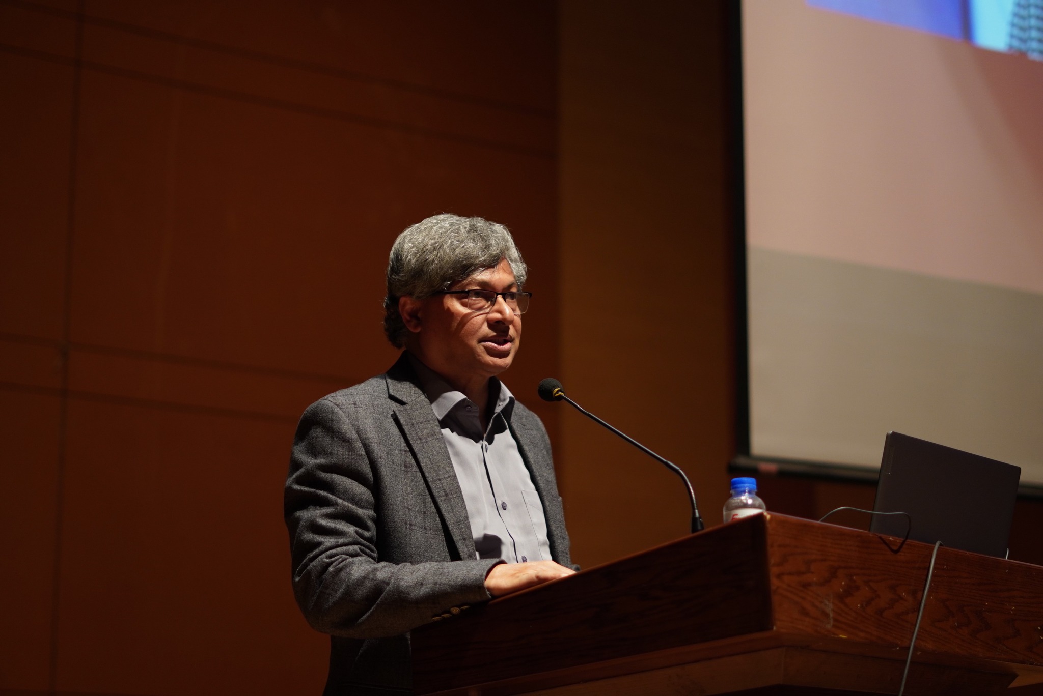 The Vice-Chancellor addressing the Freshers in Spring 2025 BBA Orientation